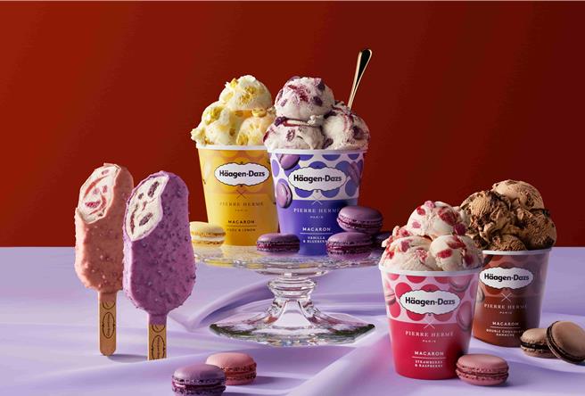 哈根達斯攜手馬卡龍大師Pierre Hermé推出新品「香草藍莓馬卡龍冰淇淋」。（哈根達斯提供／朱世凱台北傳真）