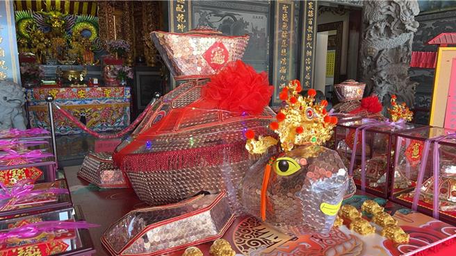 台东县鹿野乡永安村圣安宫今年端午节办摸钱龟活动，幸运信徒还可把小钱龟带回家。（蔡旻妤摄）