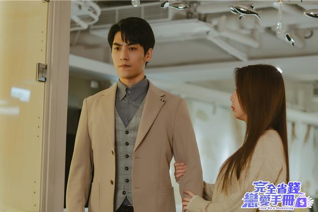 林子闳（左）发现爸爸暗中调查郭书瑶。（TVBS提供）