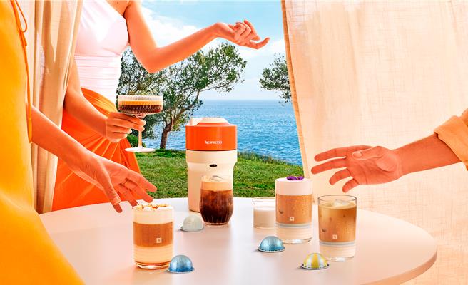 Nespresso攜手PANTONE推出限量款柑橘橙色咖啡機、全新「仲夏杏仁香草風味冰咖啡」與多種時尚配件。（Nespresso提供／朱世凱台北傳真）