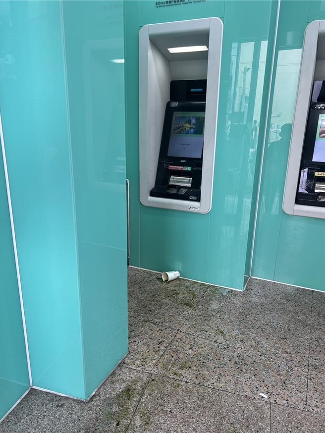 林女脫序行為嚇壞路人。（民眾提供／李京昇苗栗傳真）