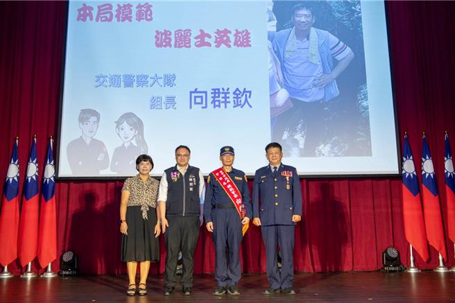 從警37年的中市交通警察大隊執法組組長向群欽（右2），獲頒台中市警察局模範警察及內政部資深警察獎章。（中市警局交大提供／陳淑芬台中傳真）