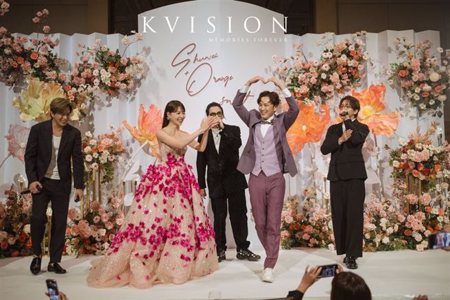 書偉、謝京穎在婚禮現場大跳16蹲。（圖／Kvision海外婚禮婚紗攝影團隊提供）