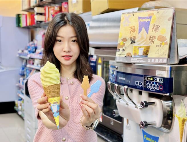 全家Fami!ce跨界聯名Xpark水族館推出「海鹽檸檬」霜淇淋新口味，買再送限量水豚、企鵝造型湯匙。（全家提供／朱世凱台北傳真）