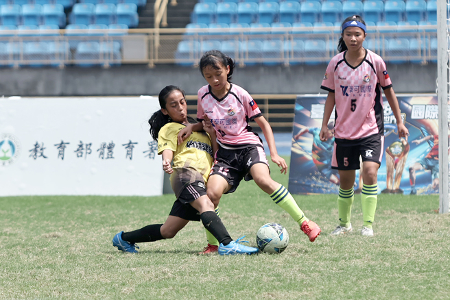 新北自強國小12號林亞澄(中)的防守讓對手吃盡苦頭。（迷你足球協會提供）