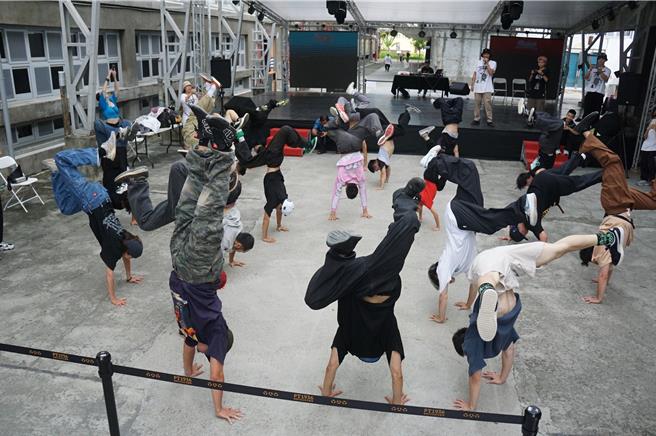 南島嘻樂園進行倒立比賽。（羅琦文攝）