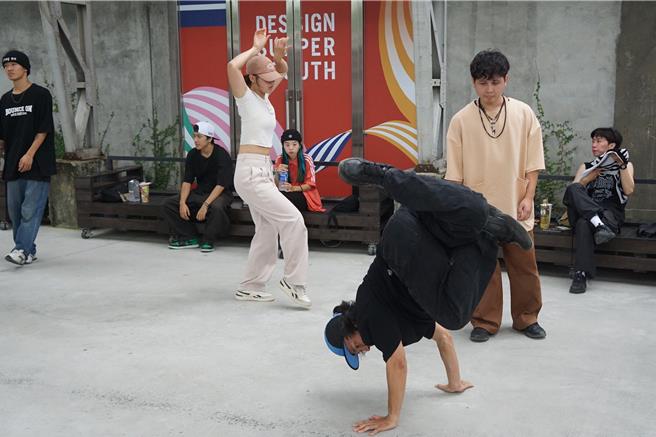 倒立是街舞的基本功。（羅琦文攝）