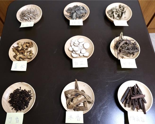 立夫中医药博物馆改良传统香包，以中药材的香味与功效应景设计9种中药材的「现代端午香包」，内容物在中药房都可买到，民眾自制相当方便。（立夫中医药博物馆提供／陈淑芬台中传真）