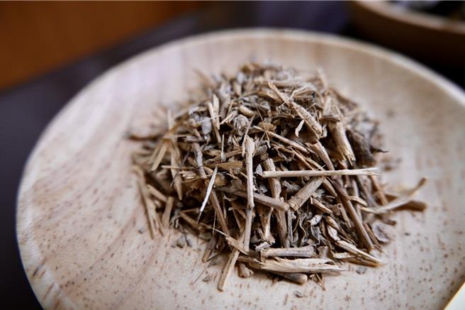 立夫中医药博物馆改良传统香包，以中药材的香味与功效应景设计9种中药材的「现代端午香包」，其中的抹草及芙蓉叶是台湾民间所称「避邪草」，图为芙蓉叶。（立夫中医药博物馆提供／陈淑芬台中传真）