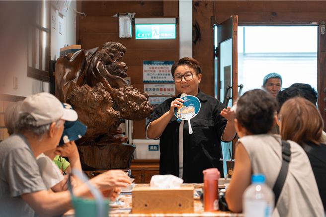 嘉义市二通圈生活节，带游客开箱林聪明沙锅鱼头。（嘉市府提供／廖素慧嘉市传真）