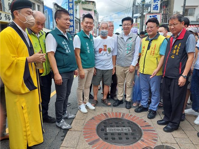善化区庆安宫每年端午节都打开庙前荷兰井供民眾取午时水。（善化庆安宫提供／宝智华台南传真）
