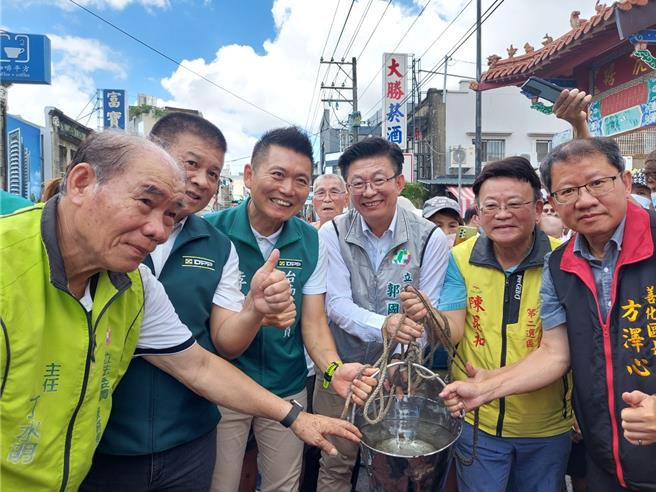 庙方会先取3桶水由道士点雄黄加持，限量分赠给民眾。（善化庆安宫提供／宝智华台南传真）