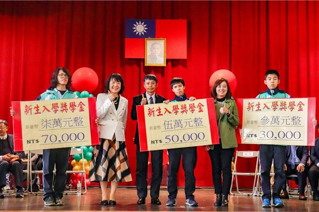 新北市教育局定訂「新北市高級中等學校辦理學生獎助學金實施計畫」，鼓勵新北學生在地就學，國中教育會考成績優秀學生入學新北學校即可獲得獎學金。（新北市教育局提供）