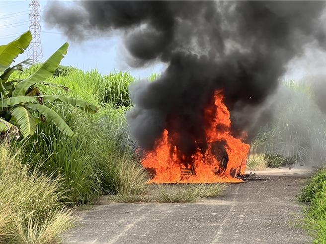 台南市新營區天鵝湖附近產業道路，9日下午2時許發生一起火燒車案，劉姓車主當場燒死。（讀者提供／程炳璋台南傳真）