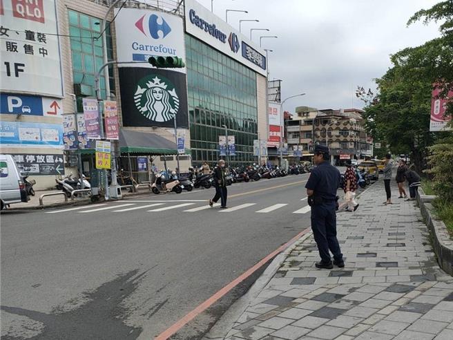 為維護行人安全，南投縣警察局將於11日起一連3天執行「不停讓行人大執法」，針對全縣24處路口重點取締不停讓行人等違規行為。（南投縣警察局提供／潘虹恩南投傳真）