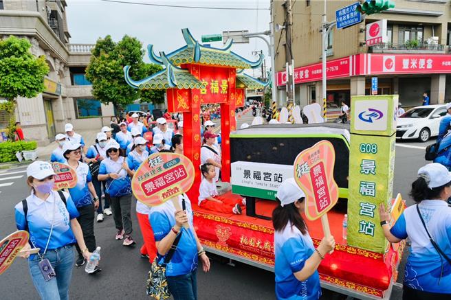 桃园大庙景福宫积极争取将G08站命名为「景福宫站」，特别透过闽南文化节艺阁踩街设计出绿捷通过景福宫的的艺阁车，既能展现踩街效果，也能拉票。（庙方提供／蔡依珍桃园传真）