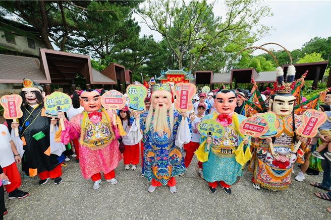 桃园大庙景福宫积极争取将G08站命名为「景福宫站」，特别透过闽南文化节艺阁踩街设计出绿捷通过景福宫的的艺阁车，既能展现踩街效果，也能拉票。（庙方提供／蔡依珍桃园传真）