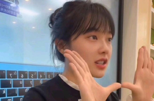 挖呀挖老师以教唱儿歌〈小小花园〉片段暴红。(图/微博)