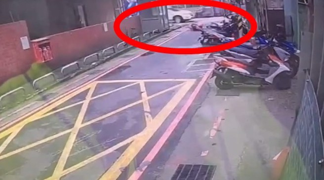 死者骑脚踏车在路口不慎摔倒，惨遭休旅车辗过送医不治。（翻摄画面）