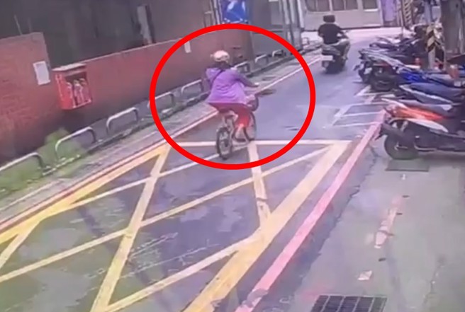 女子骑脚踏车经过的最后身影。（翻摄画面）