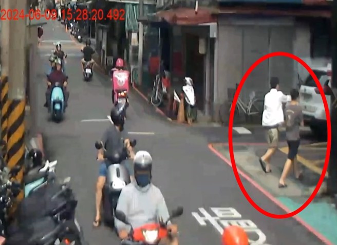 路口民眾发现休旅车要压过女子时，大声呼喊但是已经来不及。（翻摄画面）