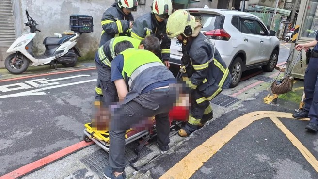 女子被消防队救出，送医时还有脉搏，到医院后伤重不治。（翻摄画面）