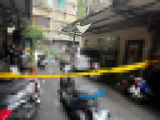 新北市板橋國慶路巷內發生墜樓意外，警方拉起封鎖線。（民眾提供）