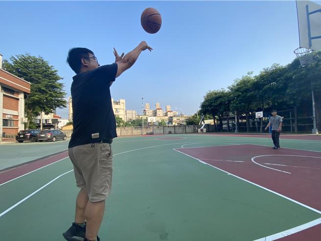 彰化市東芳國小今天發生1名47歲的中年男子在打籃球時突然倒地昏迷的事件，幸好在球友與救護員合作搶救送醫下，該男平安脫險。（示意照片非當事人／孫英哲彰化傳真）