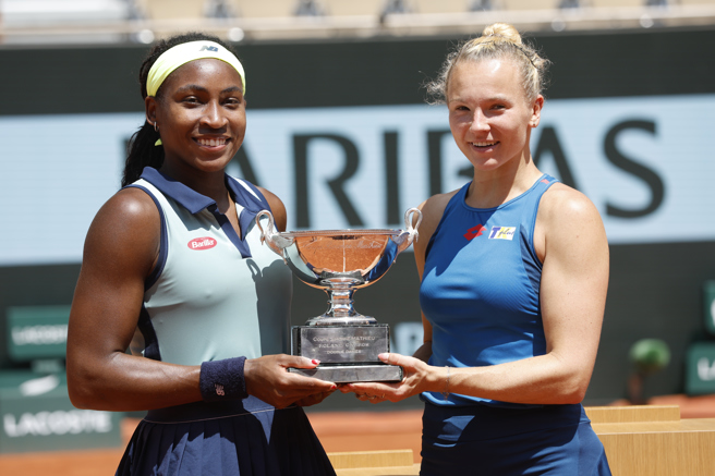 美国高芙（左）、捷克西妮雅可娃联手斩获2024法网女双冠军。（美联社）