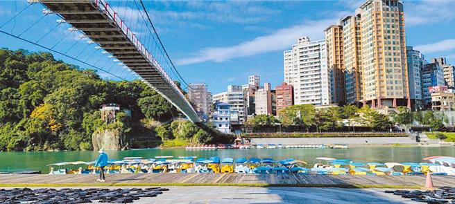 63岁许姓男子今（9日）中午12时许，因不明原因从新北市碧潭吊桥上坠落至碧潭中。（示意图，本报资料照片）