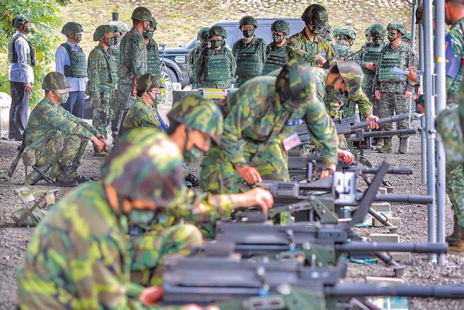 国防部长顾立雄日前宣布废除官兵休假互助回报等多项新规定。（示意图/中时资料照）