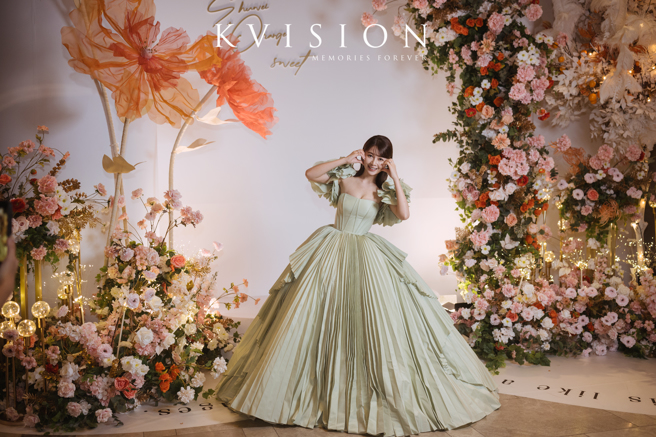 谢京颖婚宴上剪短髮。（图／Kvision 海外婚礼婚纱摄影团队提供）