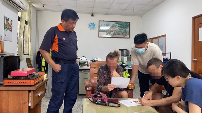 57歲德籍男子Ralf Klaunitzer3月26日到花蓮太魯閣旅遊後失聯迄今，他的兒子今天到太魯閣祈禱，期盼父親平安返家，警方則採集其口腔黏膜、DNA建檔。（警方提供／羅亦晽花蓮傳真）