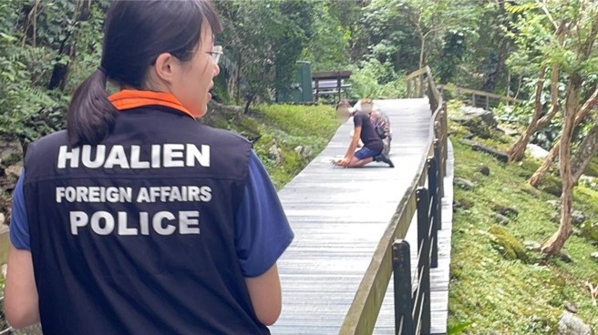 57歲德籍男子Ralf Klaunitzer3月26日到花蓮太魯閣旅遊後失聯迄今，他的兒子今天到太魯閣祈禱，期盼父親平安返家，警方則採集其口腔黏膜、DNA建檔。（警方提供／羅亦晽花蓮傳真）