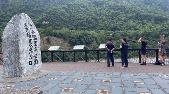 57歲德籍男子Ralf Klaunitzer3月26日到花蓮太魯閣旅遊後失聯迄今，他的兒子今天到太魯閣祈禱，期盼父親平安返家，警方則採集其口腔黏膜、DNA建檔。（警方提供／羅亦晽花蓮傳真）