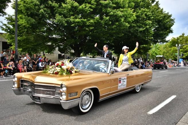 高雄市副秘書長陳盈秀（右）搭乘禮車參與玫瑰節大遊行。（圖／高市行國處）