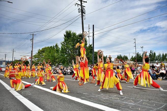 樹德家商36名學生於玫瑰節遊行「金球飛舞」精湛演出博得滿堂喝采。（圖／高市行國處）