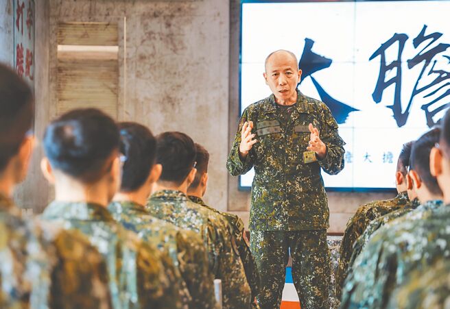 端午佳节将届，参谋总长梅家树一连两天赴金门地区视导，代表三军统帅赖清德总统及国防部长顾立雄慰勉官兵戍守前线的辛劳，提前向大家祝贺端节愉快。图为梅家树前往大胆岛与官兵进行座谈。（军闻社）