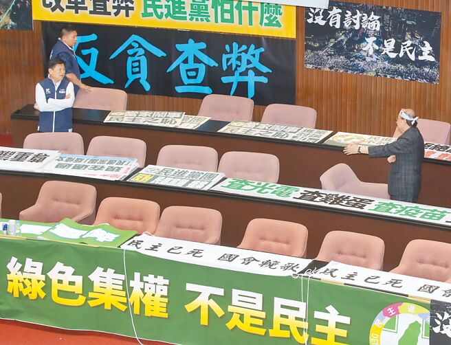 朝野国会改革战场将从国会移到街头，国民党与民进党将启动下乡宣讲，强调要把相关议题说清楚。图为立法院审理国会改革法案时，张贴布条标语。（本报资料照片）