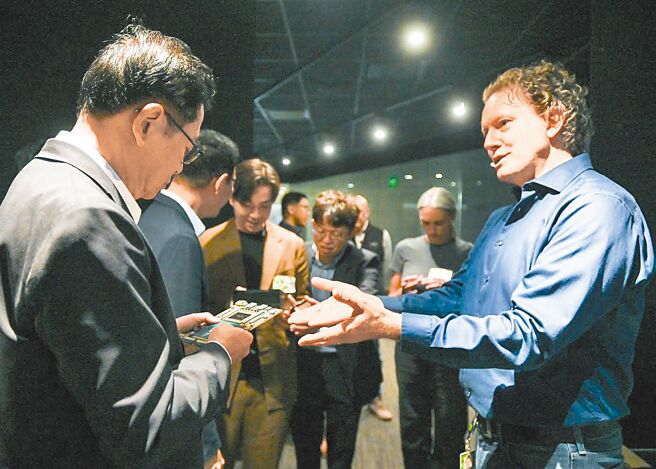 桃園市長張善政去年8月曾親率團隊，前往位在加州的輝達總部與其高層會面。（擷取自張善政臉書／姜霏桃園傳真）