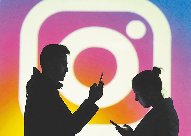 纽约州议会7日通过维护未成年数位安全法案，禁止社群平台在未经父母同意下，以演算法向18岁以下使用者显示「具成瘾性」的贴文，也不可擅自收集未成年使用者个人资料。（路透）