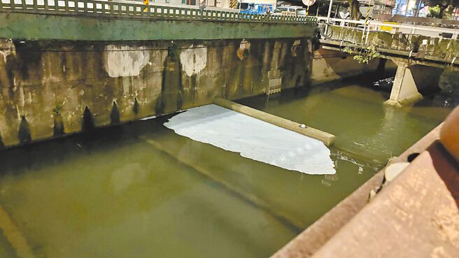 新北市环保局7日处理2起废水污染河川案，分别针对2个建筑工地裁处。图为土城柑林埤沟出现大量泡沫废水。（新北市环保局提供／柯毓庭新北传真）