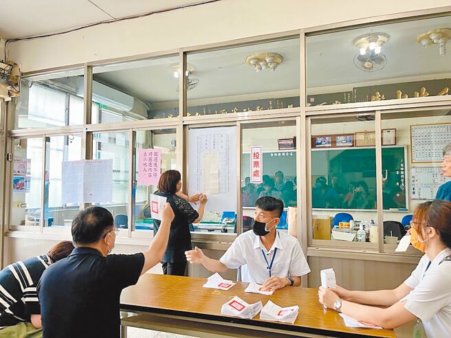 桃园区长美里长林秀贞罢免案8日投票，最后结果未通过。（姜霏摄）