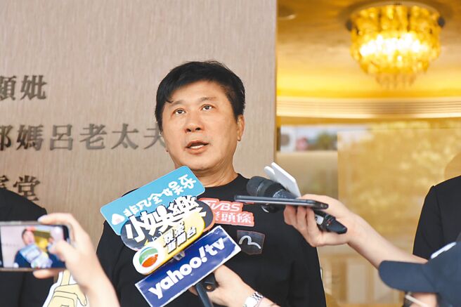 胡瓜8日現身靈堂，回憶與邱瓈寬共事過往。（林士傑攝）