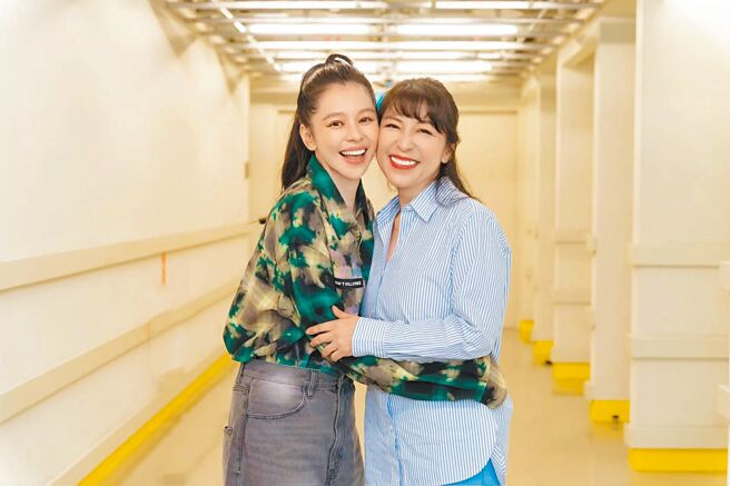 小野丽莎（右）8日在高雄开唱，邀徐若瑄担任嘉宾。（好满意音乐提供）