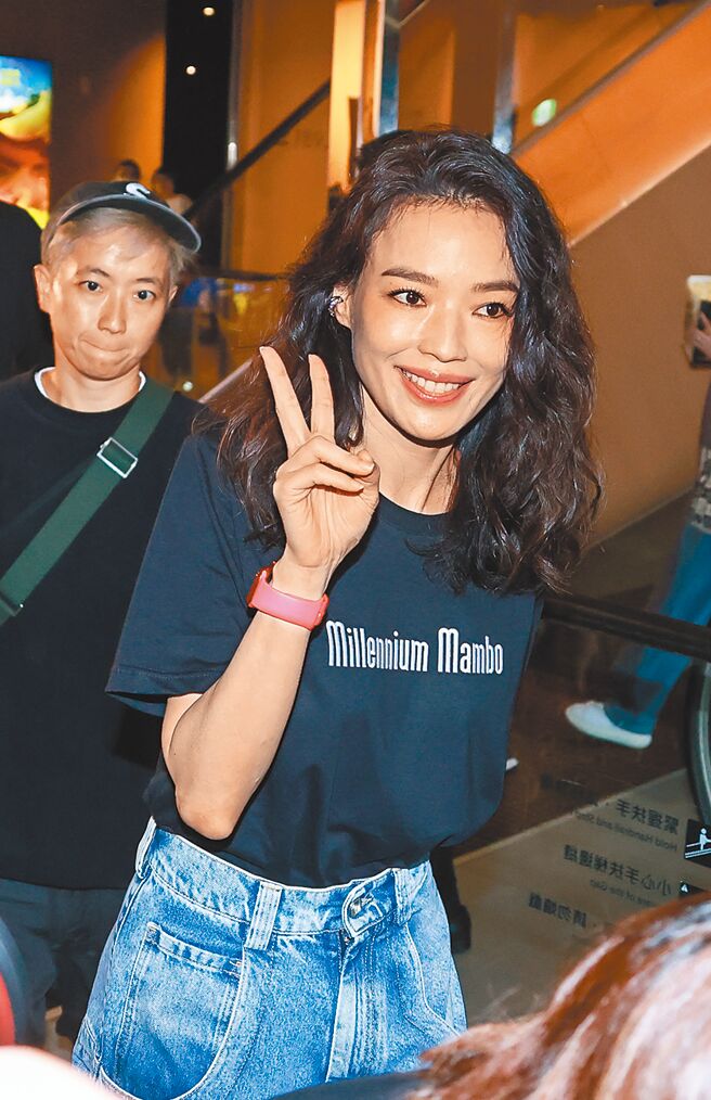 舒淇久違在台灣公開場合現身，俏皮對著鏡頭比YA。（羅永銘攝）