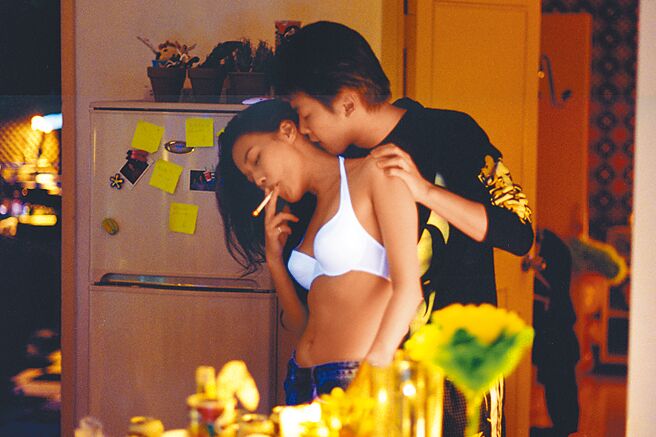 舒淇（左）和段鈞豪在《千禧曼波》中扮演一對相愛相殺的情侶。（東昊提供）【吸菸過量 有害健康】