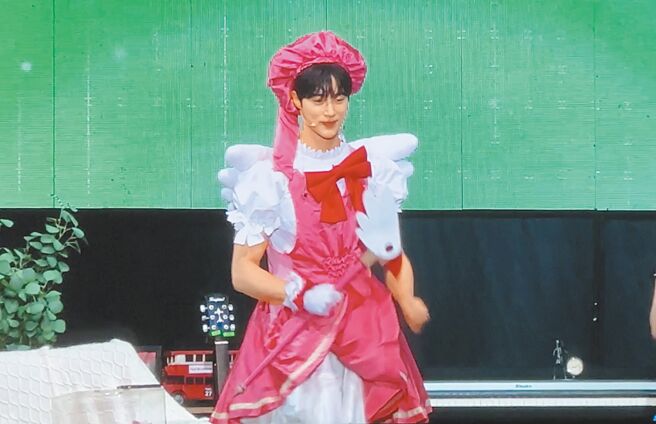 边佑锡扮成《库洛魔法使》中「小樱」，模样相当反差。（读者提供）