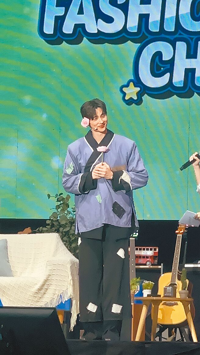 边佑锡身材比例优越，穿上乞丐装依旧帅气十足。（读者提供）