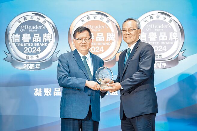 日立冷氣以高品質的產品成為空調業界信譽品牌大贏家，日立冷氣總經理蔡清海（右）代表接受前行政院副院長鄭文燦頒予獎項。（日立冷氣提供）
